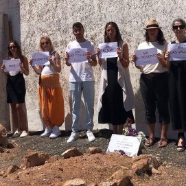 La Red de solidaridad homenajeando a las cuatro personas fallecidas en Órzola