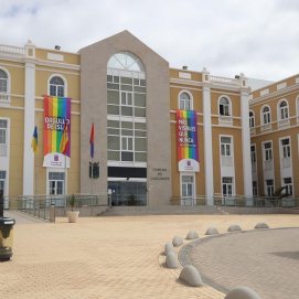 La fachada del Cabildo de Lanzarote con dos lonas con la bandera del arcoíris con motivo del próximo Día del Orgullo LGTBI