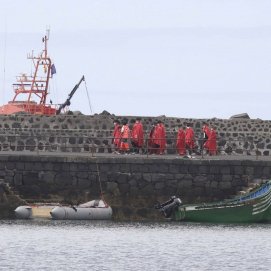 Embarcación con las 51 personas llegadas al Muelle Comercial de Arrecife (Foto: José Luis Carrasco)