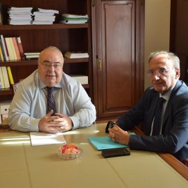 El senador por Lanzarote y La Graciosa, Manuel Fajardo Palarea en una reunión mantenida con el secretario de estado de Justicia, Antonio Rodríguez Esquerdo.