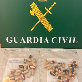 Foto de las bellotas de hachís incautadas por la Guardia Civil