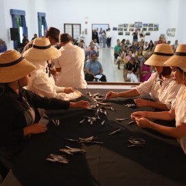 Varias mujeres representan el trabajo de las conserveras, ataviadas con la vestimenta típica de campesina. 