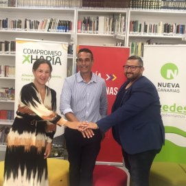 La edil de Compromiso por Haría, Chaxiraxi Niz, junto al alcalde socialista, Alfredo Villalba (c), y el edil de Nueva Canarias, Marcos Lemes. Foto: José Luis Carrasco.