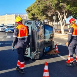 Vuelco en la rotonda del Cabildo