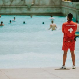 Personal de VitalOcio vigilando una piscina en Lanzarote