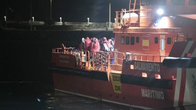 Los ocupantes de una de las pateras interceptadas en aguas cercanas a Lanzarote (Foto: Juan Mateos)