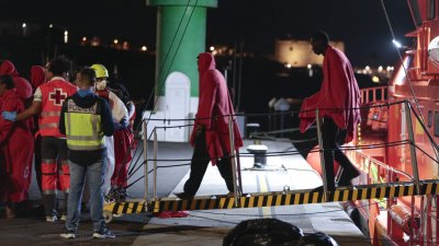 Los ocupantes de una de las pateras interceptadas en aguas cercanas a Lanzarote (Foto: Juan Mateos)