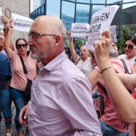 Tito Berni en la puerta de los Juzgados (Foto: María Pisaca/La Provincia)