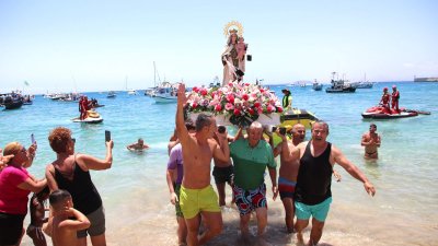 Procesión marítima por la festividad del Carmen en el pueblo de Playa Blanca