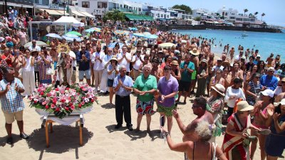 Procesión marítima por la festividad del Carmen en el pueblo de Playa Blanca