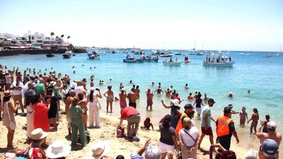 Procesión marítima por la festividad del Carmen en el pueblo de Playa Blanca