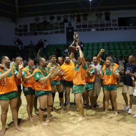 El Club Lucha Unión Norte con el trofeo del torneo Fundación La Caja de Canarias