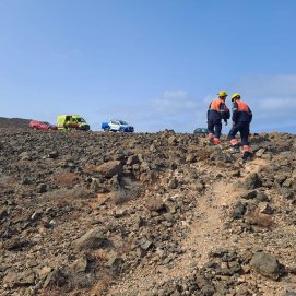 Los equipos de emergencia rescatando el cadáver de un hombre en Los Ancones