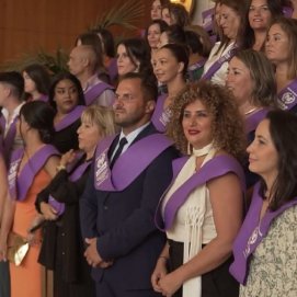 El futuro alcalde de Arrecife Yonathan de León y la concejala Eli Merino, entre los graduados