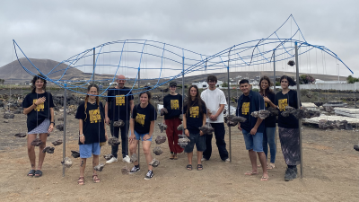 Alumnado y docentes de Bellas Artes con la nueva obra 