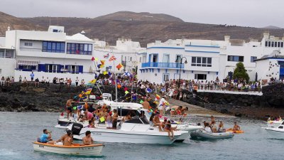 Las 'Fiestas de Nuestras Señora del Carmen’ acaban con la tradicional procesión marítima en Arrieta