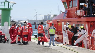 Llegada de dos embarcaciones a Puerto de Naos este martes (Foto: Juan Mateos)