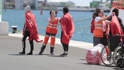 Llegada de dos embarcaciones a Puerto de Naos este martes (Foto: Juan Mateos)