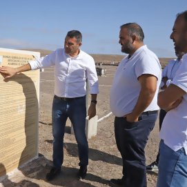 El presidente del Cabildo de Lanzarote, Oswaldo Betancort, visita la zona de acampada de Papagayo. Foto: Cabildo de Lanzarote.