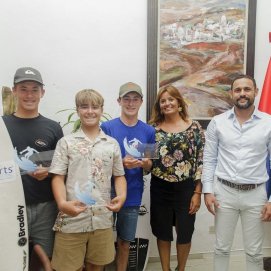 Visita de los surfistas Dylan Donegan, Conor Donegan y  Alejo Valido en el Ayuntamiento de Teguise 