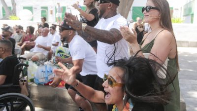 Conejeros apoyando al gimnasta olímpico Ray Zapata. Foto: Juan Mateos. 