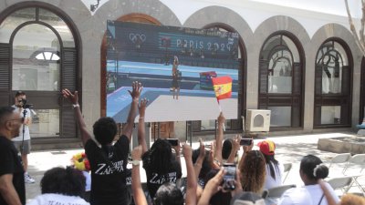 Conejeros apoyando al gimnasta olímpico Ray Zapata. Foto: Juan Mateos. 