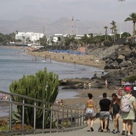 Playa del Puerto del Carmen en un día de calor en verano. Lanzarote. Foto: José Luis Carrasco.