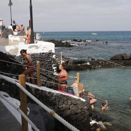 Personas disfrutan de Punta Mujeres en un día de calor en verano. Foto: José Luis Carrasco.