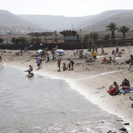 Personas disfrutan de Arrieta en un día de calor en verano. Foto: José Luis Carrasco.