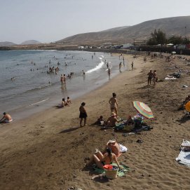 Personas disfrutan de la playa de La Garita en un día de calor en verano. Foto: José Luis Carrasco.