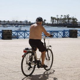Personas disfrutan de Arrecife en un día de calor en verano. Foto: José Luis Carrasco.