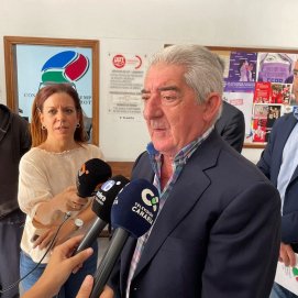 El presidente de la CEL atendiendo a los medios de comunicación
