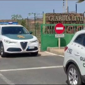 Huye y lanza un paquete de hachís por la ventanilla antes de ser detenido en Costa Teguise