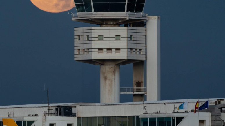 Moonset next to the control tower of César Manrique Airport. Photo: Juan Méndez.