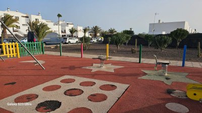Quejas por el mal estado de un parque infantil en Costa Teguise