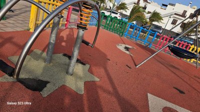 Quejas por el mal estado de un parque infantil en Costa Teguise