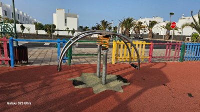 Quejas por el mal estado de un parque infantil en Costa Teguise