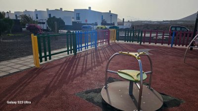 Quejas por el mal estado de un parque infantil en Costa Teguise