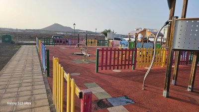 Quejas por el mal estado de un parque infantil en Costa Teguise