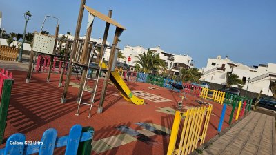 Quejas por el mal estado de un parque infantil en Costa Teguise