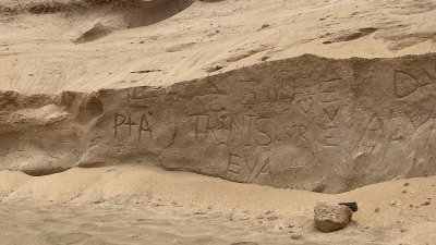 Grabado en el litoral de La Graciosa. Foto: Andrea Domínguez.