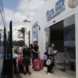 Turistas llegando a su hotel de Lanzarote este verano.  Foto: José Luis Carrasco.