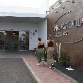 Dos turistas llegan a su alojamiento turístico de Lanzarote. Foto: José Luis Carrasco.