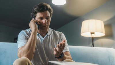 Una hombre recibe una llamada de teléfono. Energía. Comercio.