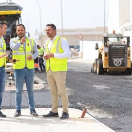 Visita de Yonathan de León Machín, Oswaldo Betancort y Jacobo Medina a las obras de la calle Tenderete en Arrecife
