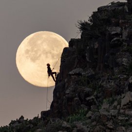 La fotografía 'Escalando la Luna' del fotógrafo lanzaroteño, Juan Méndez Quesada