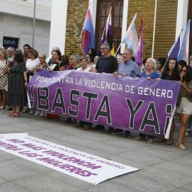 Vecinos y vecinas de Arrecife manifestándose frente a la Casa Amarilla (Foto: José Luis Carrasco)