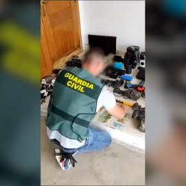Agentes de la Guardia Civil con material incautado en Lanzarote