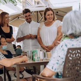 Astrid Pérez y Jeziel Martín con los ciudadanos de Lanzarote