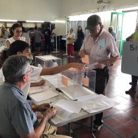 Un lanzaroteño ejerciendo su derecho al voto esta mañana en las elecciones generales (Fotos: José Luis Carrasco)
